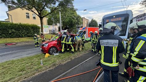 Crash zwischen Straßenbahn und Auto in Bochum Person eingeschlossen