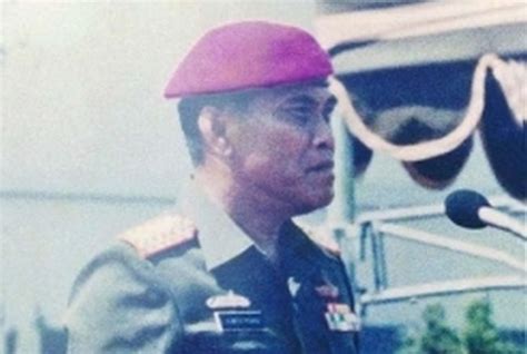 Kisah Jenderal Benny Moerdani Yang Berjanji Enggan Kenakan Baret Merah