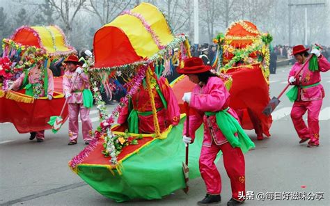 During The Lantern Festival Northerners Eat Yuanxiao Southerners Eat Glutinous Rice Balls The