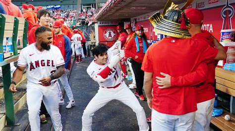 大谷翔平12号hr ベンチでは“カメラポーズ”でおどける姿も｜ホームラン後、おどけたポーズを見せる大谷翔平選手（写真：日刊スポーツアフロ）｜画像詳細