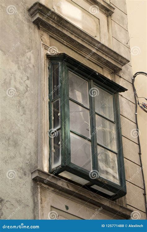 Ventana Verde De Madera Resistida Del Vintage En La Ciudad Vieja