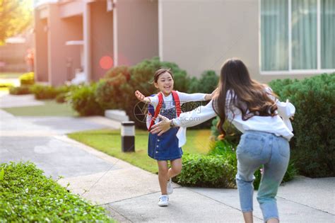 女孩在放学后回家时的情绪幸高清图片下载 正版图片506385898 摄图网