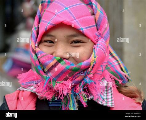 La Jeune Fille Vietnamienne De La Tribu Des Collines De H Mong Aux