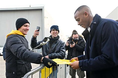 Adeptos da Juventus dão as boas vindas a Tiago Djaló português cumpre