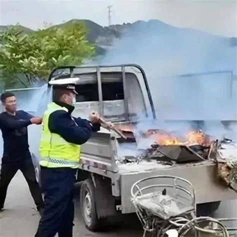 事发中阳！一辆轻型货车车厢突然着火，滚滚浓烟，现场车来车往！ 处置 自燃 事件