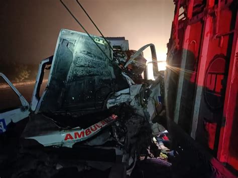 Ambulance Collides With Loader Parked On Expressway In Unnao उन्नाव में एक्सप्रेस वे पर खड़े