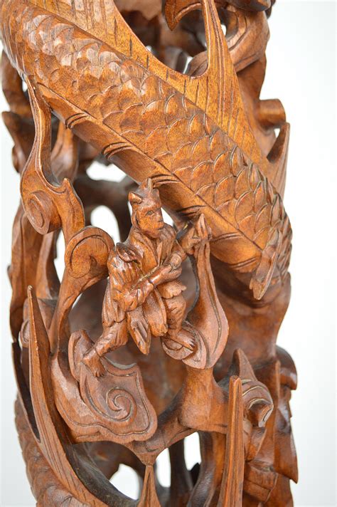 Guéridon asiatique en bois sculpté sur le thème mythologique vers 1890