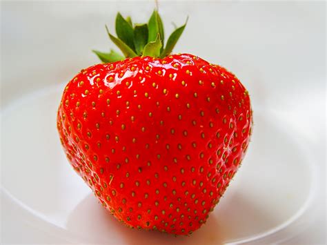 Wallpaper One strawberry close-up, white background 2880x1800 HD ...