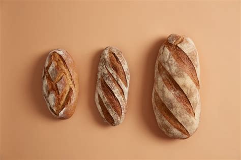 Trois Savoureuses Miches De Pain Disposées Sur Fond Beige Produits De