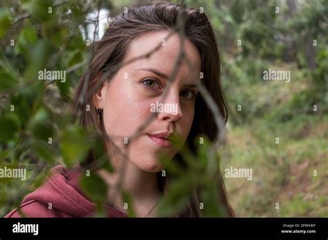 Wald Frau Fotos Und Bildmaterial In Hoher Auflösung Alamy