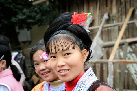 东少数女孩，瓷 编辑类库存图片 图片 包括有 旅游业 自定义 国家（地区） 妇女 村庄 伙计 38263314