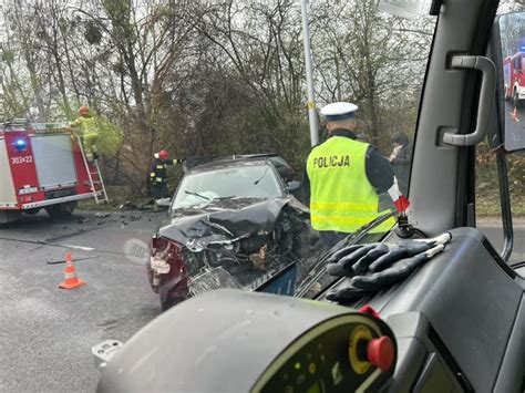 Wypadek na ul Bystrzyckiej we Wrocławiu Czołowo zderzyły się tam dwa