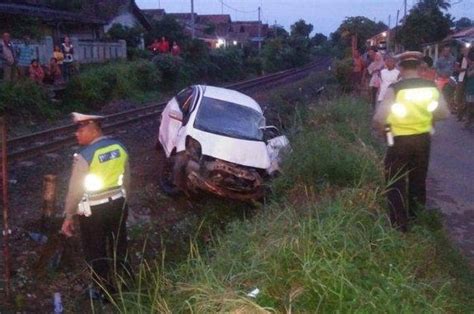 Toyota Yaris Ditabrak Kereta Terseret Hingga Meter Tiga Penumpang