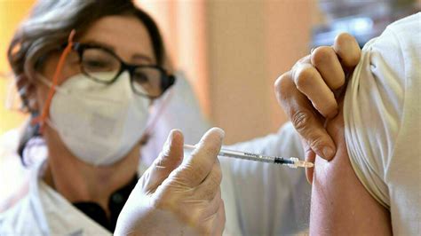 Vaccini anti covid sì di Aifa a over 12 e da domani partono