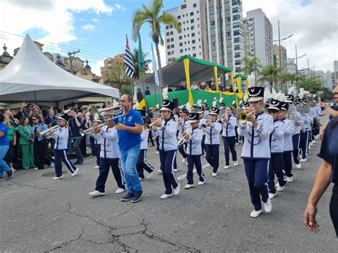 Desfile cívico de 7 de Setembro retorna à orla e reúne centenas de