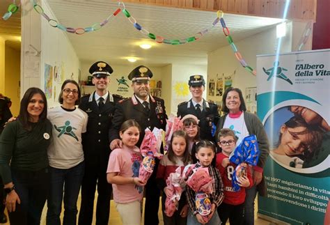 Palermo Carabinieri Donano Uova Di Pasqua Ai Bambini Dello Zen