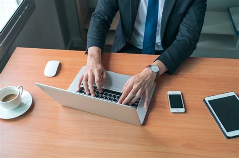 Hombre De Negocios Usando Laptop En Su Oficina Moderna Foto Premium