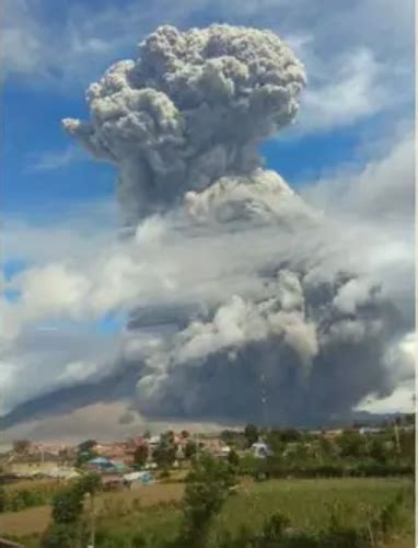 WASPADA LAHAR Tinggi Kolom Abu Erupsi Sinabung Pagi Ini Mencapai 5