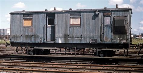 Model Railways Goods And Brake Vans And Covered Railway Wagons Reading