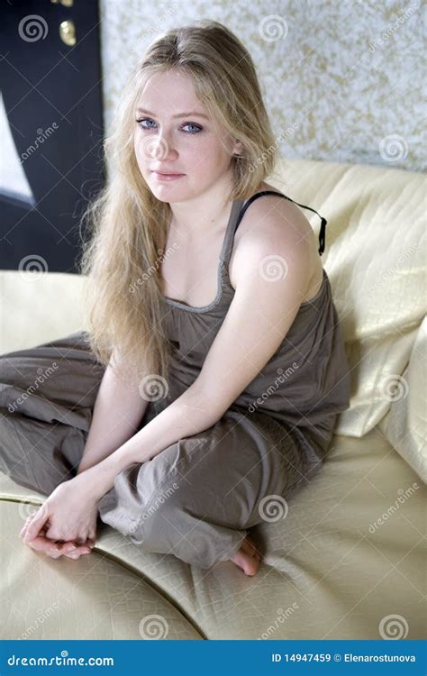 Fille De L Adolescence Seule Blonde Triste S Asseyant Sur Le Sofa Image Stock Image Du Offre