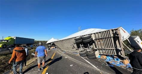 Vuelca Tractocami N Cargado De Cart N En Autopista Celaya Salamanca