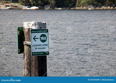 Perspectiva De Uma Zona De Embarque De Sinais A 30 Minutos Num Píer Do
