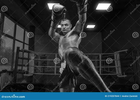 Imagen De Un Kickboxer En El Gimnasio Rodillazo Artes Marciales