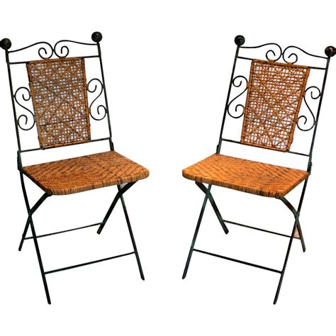 Paire de chaises vintage pliables en fer forgé et rotin