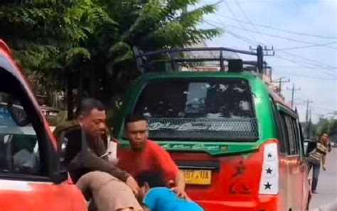 Dua Sopir Angkot Di Medan Tarung Bebas Di Tengah Jalan Dipicu Rebutan