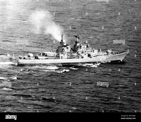 Une vue aérienne à tribord du destroyer de classe soviétique