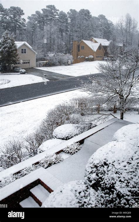 Snow covered neighborhood in Metro Atlanta, Georgia. (USA Stock Photo - Alamy