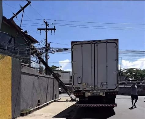 Carreta Derruba Poste E Destr I Parte De Muro E Telhado De Casa Na Zona