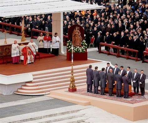 Miles de fieles dan el último adiós al papa emérito Benedicto XVI Una