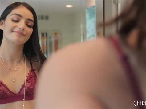 Brunette Babe Strips Out of Her Lingerie and Masturbates Vidéos Porno Gratuites YouPorn