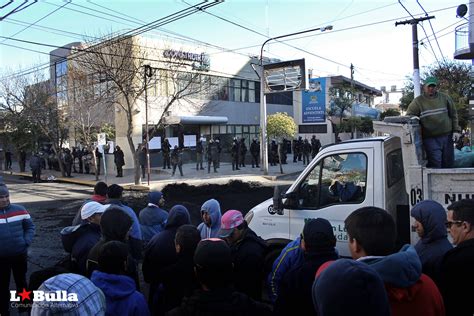 Trabajadores De La Construcción Protestaron En La Sede De La Uocra La