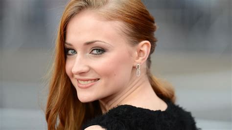 Game Of Thrones Star Sophie Turner Zeigt Ihre Riesige Babykugel