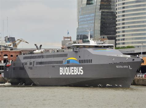 El Buquebus Silvia Ana abordó un velero MercadoNAUTICO