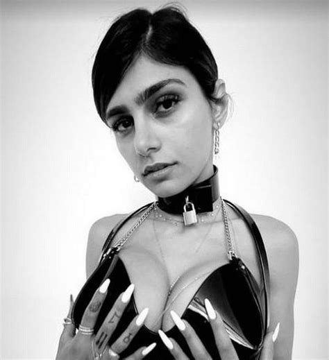 Mia Khalifa Surpreende F S Ao Posar Lingerie De Couro Pegada