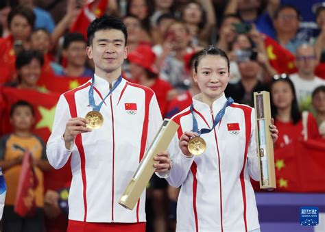 Zheng Siwei Kaj Huang Yaqiong Gajnis La Oran Medalon En Badmintona