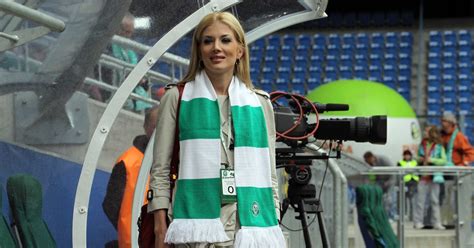 Piękna pani prezes paradowała w bikini a piłkarze ciężko trenowali Dziennik pl