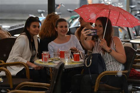 Zagreb jak pljusak iznenadio građane koji su se zatekli na ulicama