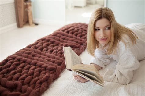 Leitura Na Cama Menina Loura Bonita Nova Que Encontra Se Na Cama E Que