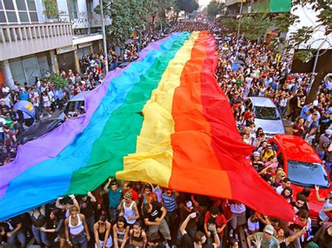 Parada do Orgulho LGBTQIA de BH acontece neste domingo na Praça da