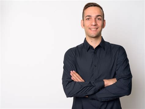 Retrato De Feliz Joven Empresario Persa Sonriendo Con Los Brazos