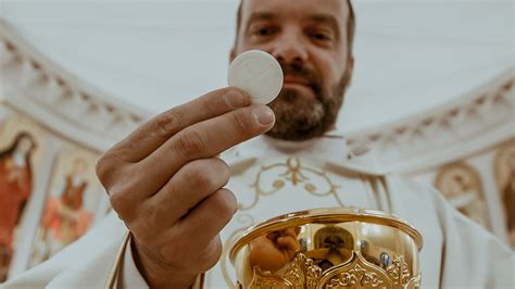 Powinno się odejść od rozdawania Komunii na stojąco i na rękę Dusze