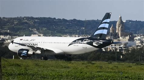 Los secuestradores del avión libio se entregan a la policía en Malta