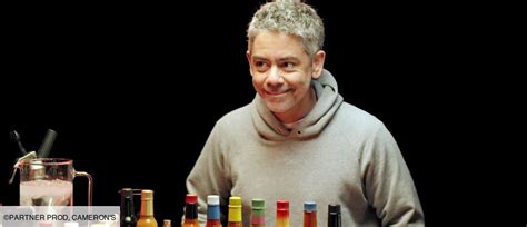 Manu Payet se fait tatouer en direct S3 Hot Ones Télé Loisirs