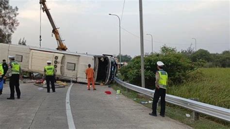 Fakta Fakta Kecelakaan Maut Bus Handoyo Di Tol Cipali 12 Orang Tewas