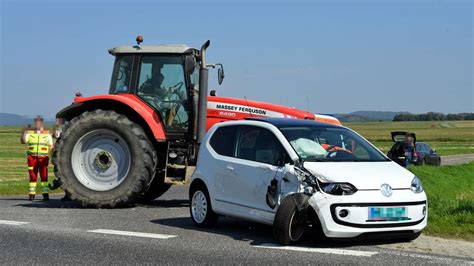 Unfall Bei Fritzlar Auto Prallt Gegen Schlepper Frau Schwer Verletzt