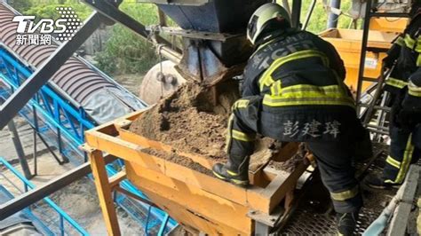 台中工人跌落砂石輸送機慘遭掩埋 送醫前無生命跡象搶救中│砂石場│tvbs新聞網